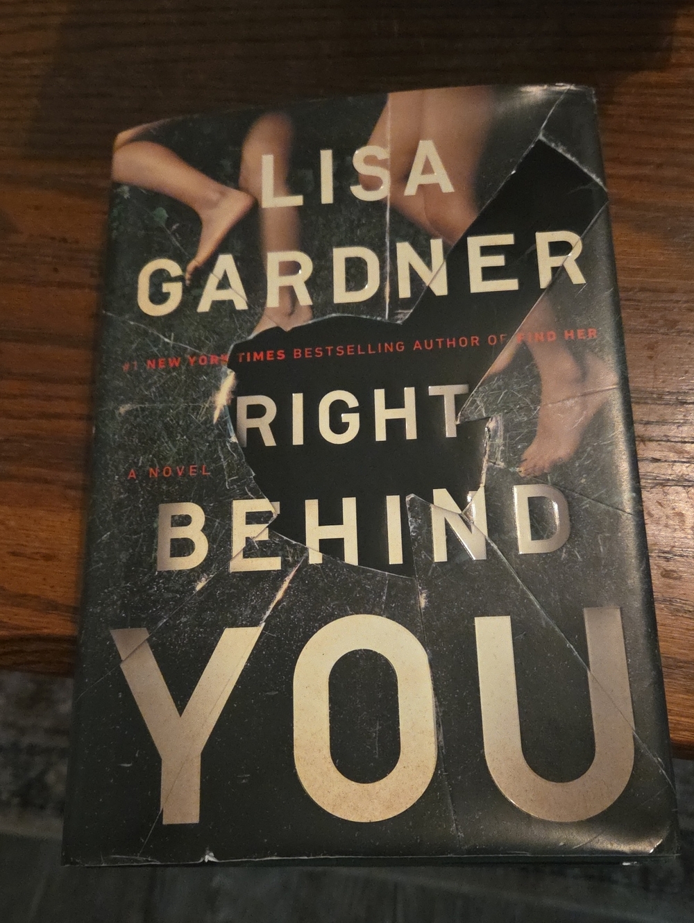 Lisa Gardner "Right Behind You" Hardcover Novel - Black & Cream Cover